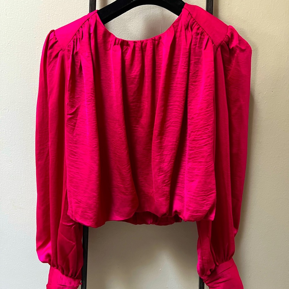 NEW WITH TAGS— Gorgeous cropped Jasmine top from Lily Rai.